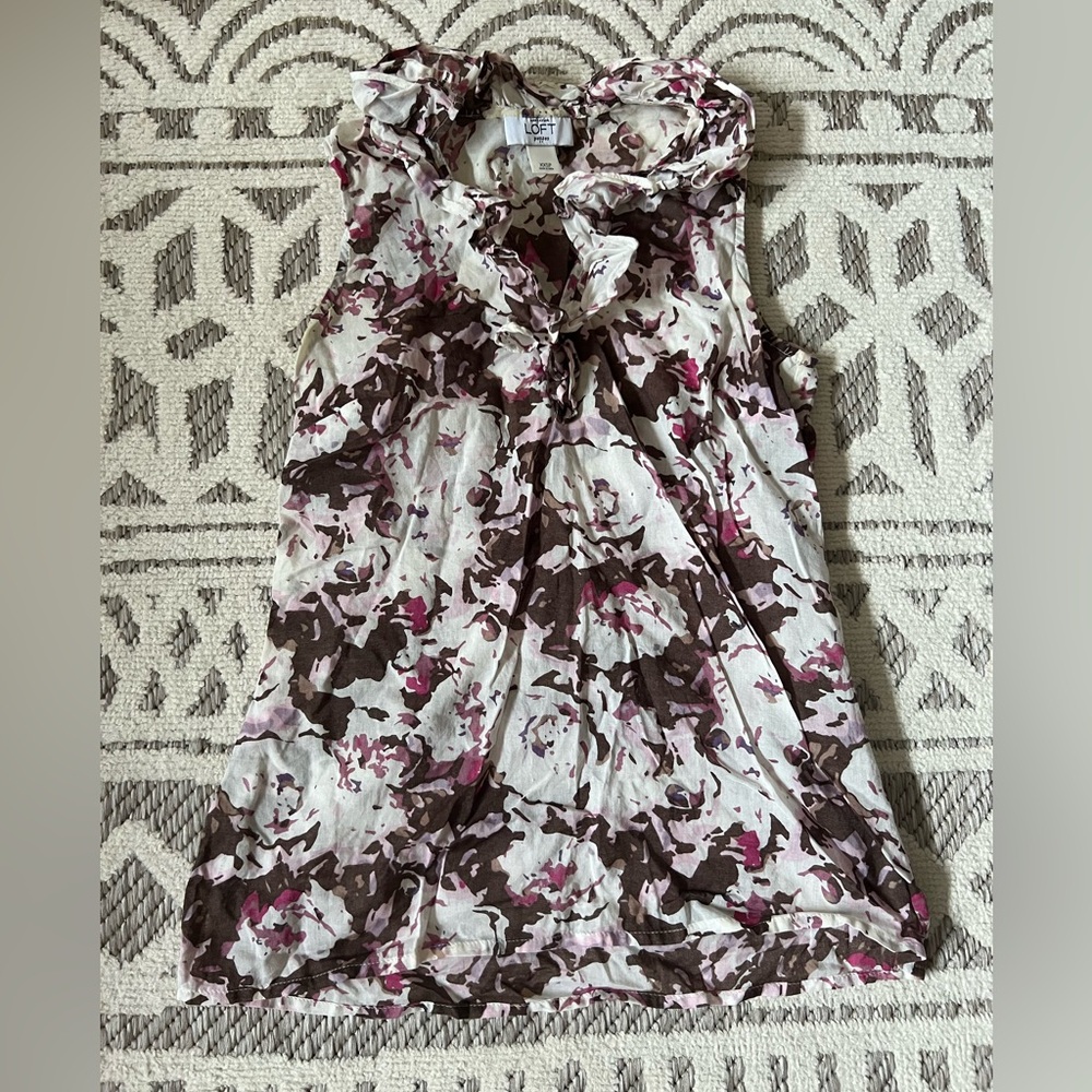 Beautiful Ann Taylor LOFT sleeveless floral shirt in Petite XXS